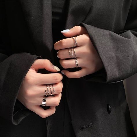 قلادات متدلية, Hand Jewelry Rings, Stile Hijab, Aesthetic Rings, Edgy Jewelry, Hand Accessories, Nail Ring, Jewelry Accessories Ideas, Pretty Hands