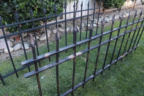 Diy Halloween Graveyard, Cemetery Fence, Halloween Fence, Scary Halloween Decorations Diy, Halloween Outside, Halloween Graveyard, Halloween Tombstones, Scary Halloween Decorations, Halloween Yard