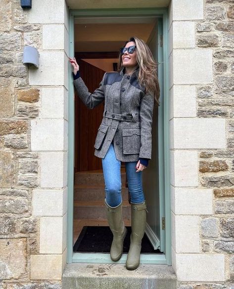 LE CHAMEAU on Instagram: "The perfect outfit for making the most of the winter break. We love how @sophiestanbury has styled her Chasseur boots for a chic country ensemble.⁠ ⁠ #LeChameau1927 #WhenYouKnowLeChameau #LeChameauCommunity #CountryStyle #WinterStyle #Countryside #CountryLife #CountryAttire #Cotswolds #CotswoldsStyle⁠" Sophie Stanbury, Wellies Outfit, Le Chameau Boots, Cheltenham Races, Country Attire, Classic Office, Winter Break, Business Outfits, Perfect Outfit