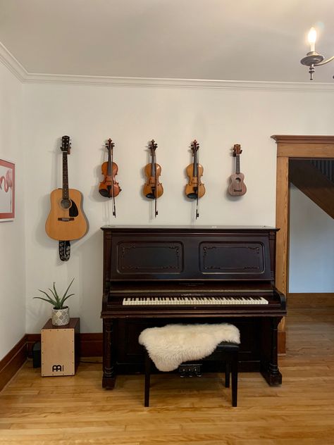 Instrument Hanging Ideas, Violin Hanging On Wall, Violin Room Decor, Violin Wall Mount, Instrument Room Aesthetic, Small Music Room Ideas, Instruments On Wall, Hanging Instruments, Music Corner Living Room