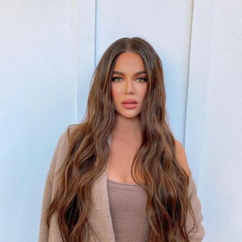 Khloé Kardashian shows off 'magic' new hair color, extensions ahead of Christmas Khloe Kardashian Hair, Khloe Kardashian Show, Kloe Kardashian, Khloe K, Kardashian Hair, Kardashians Jenner, Cute Brunette, Khloé Kardashian, Honey Blonde Hair