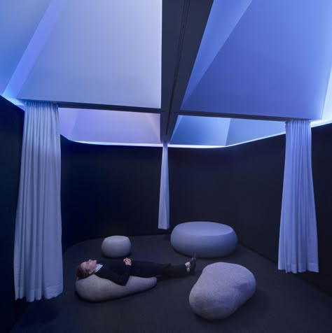 Google Office Meditation Room Office Sleeping Room, Office Meditation Room, Meditation Room Design, Biophilic Interior, Google Office, Calm Room, Business Interior, Calming Interiors, Wellness Room