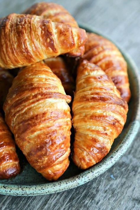 How to Make Croissants: A Tutorial to make it simple Crossiant Recipes, Croissant Recipes, Recipe Using Sourdough Starter, Homemade Croissants, Healthy Bread Recipes, Breakfast Bread Recipes, Sourdough Starter Discard Recipe, Croissant Recipe, Breads And Pastries