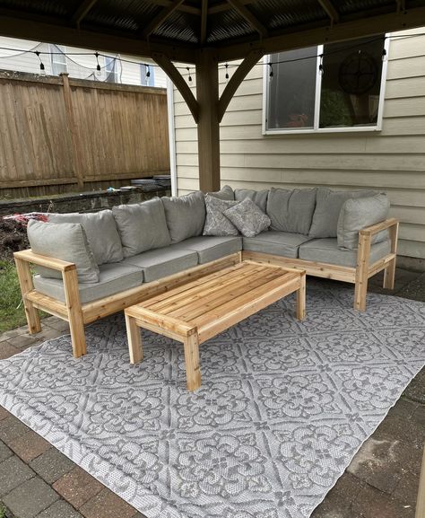 L Shaped Patio Couch, Diy L Shape Patio Couch, Patio Pallet Couch, Home Made Patio Furniture, Outdoor L Couch, L Shape Outdoor Sofa, Diy Porch Couch, Deck Couch Ideas, Diy Outdoor L Shaped Couch