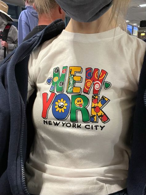 New York Outfit Ideas, New York Clothes, Clothes Y2k Aesthetic, Nyc T Shirt, Marvel Shifting, Baby Tee Aesthetic, Valentine Fashion, Shifting Outfits, Aesthetic New York