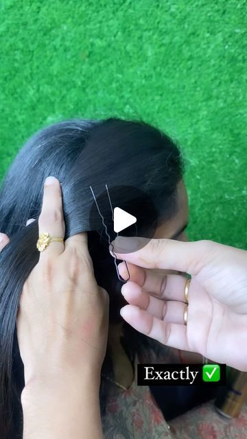 Short Haïr Style For Saree, Short Bridal Hair With Braid, Hảir Style Simple Wedding, Hairstyles For Indian Wedding Simple, Short Hair Styles With Saree, Simple Saree Hairstyles, Hair Styles For Short Hair Wedding, Simple Hair Styling Easy, Self Hairstyles Easy Indian For Wedding