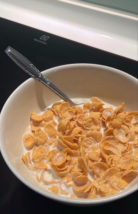 Corn Flakes Aesthetic, Cornflakes Aesthetic, Cereals Aesthetic, Eating Food Funny, Food Therapy, Corn Flakes, Best Breakfast Recipes, Homemade Snacks, Lunch Snacks