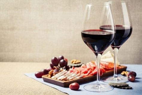 Snacks With Red Wine, Red Wine Snacks, Red Wine Appetizers, Wine Night Snacks, Wine Parings, Wine Tasting Food, Wine Etiquette, Red Wine Pairing, Wine Appetizers