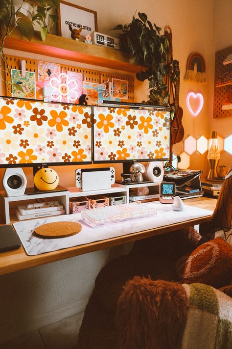 Cozy gamer desk setup Orange Desk Aesthetic, Gaming Setup Yellow, Orange Desk Setup, Colorful Gaming Setup, Orange Pc Setup, Retro Pc Setup, Colorful Desk Setup, Orange Gaming Setup, Retro Desk Setup