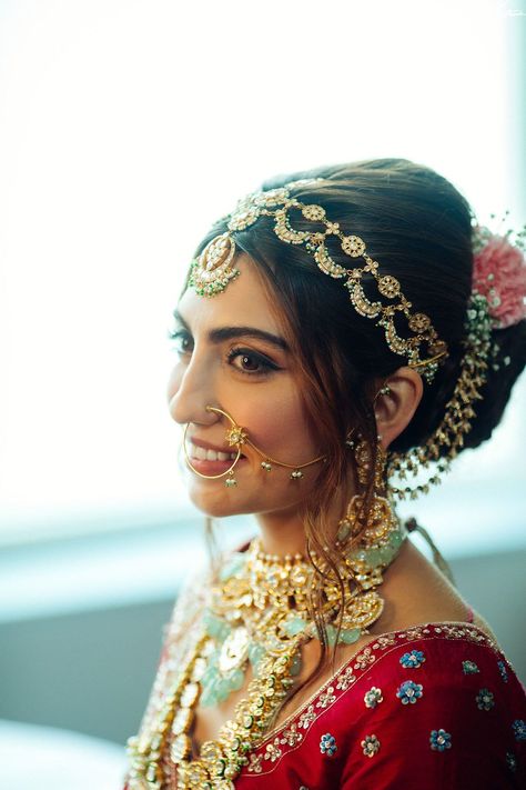 15+ Gorgeous Mathapattis That Will Instantly Elevate Your Bridal Look! Matha Patti Hairstyles, Nethi Chutti, Rajasthani Bride, Indian Bride Makeup, Matha Patti, Desi Wedding Dresses, Bridal Jewels, Bridal Jewellery Design, Indian Bridal Hairstyles