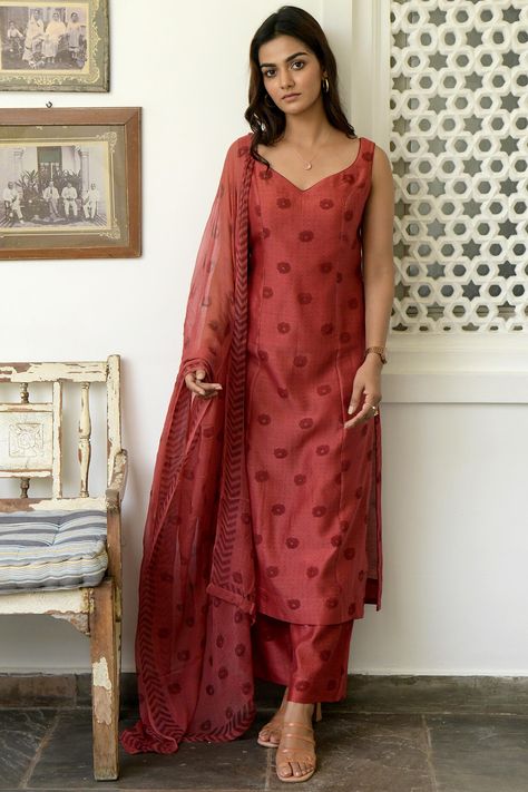 Featuring a rose sangria kurta in handwoven chanderi silk base with polka dots and floral hand block print. It is paired with matching pants and a chiffon dupatta having tribal border detailing.   FIT: Fitted at bust and waist. COMPOSITION: Handwoven chanderi silk, Chiffon. CARE: Dry clean only. Sleeveless Kurti Designs, Chudi Designs, Latest Kurta Designs, Dress Designs For Stitching, Kurta Set With Dupatta, Suit Neck Designs, डिजाइनर कपड़े, Silk Kurti Designs, Stylish Kurtis Design