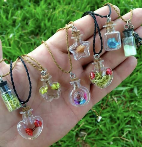 Gift Jars, Hadiah Diy, Pinterest Jewelry, Small Glass Bottles, Bottle Jewelry, Bottle Charms, Mini Craft, Bottle Necklace, Magical Jewelry