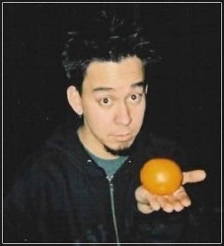 Mike Shinoda offering an orange? Linkin Park Matching Pfp, Mike Shinoda 2000, Linkin Park Pfp, Linking Park, Super Funny Pictures, Limp Bizkit, Linkin Park Chester, Lincoln Park, Mike Shinoda