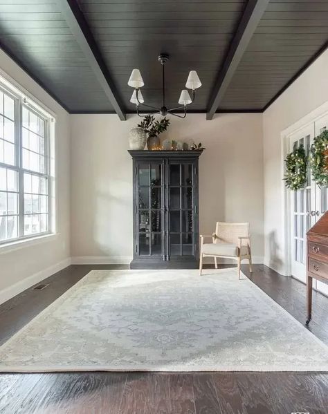 15 Amazing Shiplap Ceiling Ideas to Spruce Up Your Roof Black Beam Ceiling Living Room, Black Trim And Ceiling, White Walls Color Ceiling, Black Ceiling Farmhouse, Painted Shiplap Ceiling With Beams, Living Room Beams Painted, Rooms With Black Ceiling, Gray Shiplap Ceiling, Black Ceiling White Beams