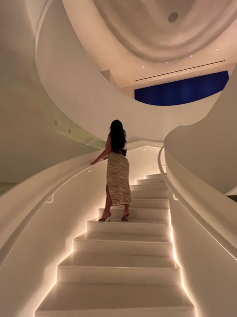 Staircase Poses Instagram, Staircase Pictures Poses, Stairwell Photoshoot, Daria Core, Staircase Pics, Staircase Poses, Staircase Photoshoot, Classy Pictures, Hey Barbie