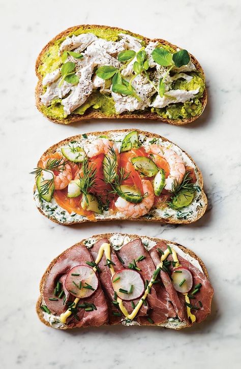 Open Sandwich Ideas, Avocado Smoked Salmon, Open Sandwiches, Sandwiches Chicken, Brunch Sandwich, Easy Slider Recipes, Open Sandwich, Sources Of Protein, Chicken Avocado