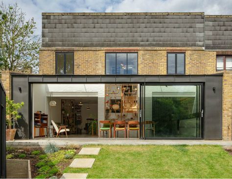 Ulla Gala Architect's striking zinc-clad extension to this period property adds a valuable extra living space that spills out onto the garden. Click for more amazing home extension ideas #architecture Image: O Manzi/Ulla Gala Architects Small House Extensions, Side Return Extension, Gallery House, Victorian Terrace House, Side Return, House Remodeling, Roof Extension, Long House, Glass Extension