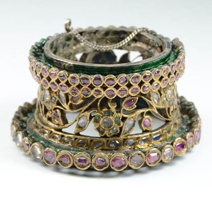 Mughal Jewelry Royals, Gold Bengals, Mughal Jewellery, Elegant Bangles, Mughal Jewelry, Vintage Indian Jewelry, Rajputi Jewellery, Kundan Bangles, Exotic Jewelry