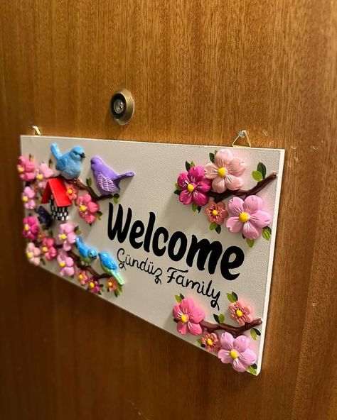 Floral Wooden Family Sign Wooden Door Flower Design, Welcome Painting Wall Art, Clay Art On Wooden Board, Door Welcome Ideas, Handmade Name Plate, Mdf Crafts Ideas, Diy Name Plates For Door, Clay Name Plates For Home, Door Nameplate