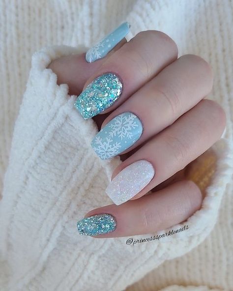 New Years Dip Nails, January Nail Designs New Years, January Nail Colors Winter, Early Winter Nails, January Nails Ideas Simple, Trending Winter Nails, Blue Winter Nail Designs, Fingernail Ideas, January Nail Designs