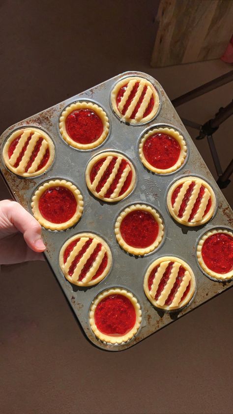 Jam Deserts, Mini Jam Tarts, Raspberry Tarts Recipe Easy, Raspberry Tart Recipe, Easy Tart Recipes, Jam Tarts, Raspberry Tarts, Tart Baking, Pastry Tart