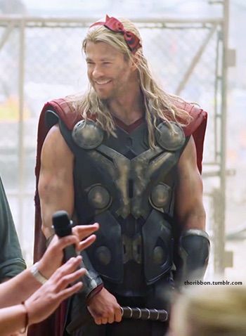 Thor Funny, Thor Chris Hemsworth, Thor Odinson, Chris Hemsworth Thor, Avengers Cast, Marvel Men, Thor And Loki, Funny Marvel Memes, Thor Loki