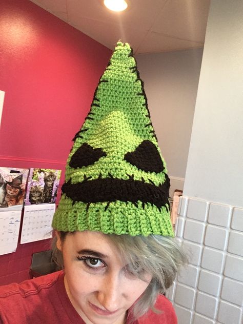 Oogie boogie man hat Oogie Boogie Man, Boogie Man, Strong Knots, Crochet Clothing, Oogie Boogie, Man Hat, Crochet Diy, Knitting Ideas, Loom Knitting