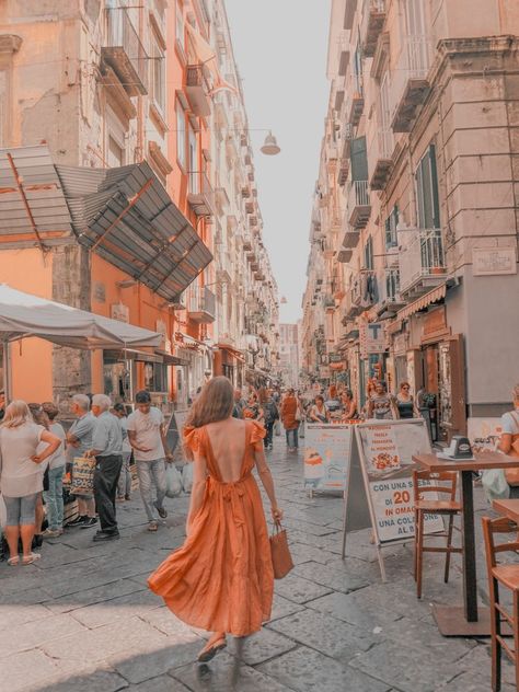 Naples Italy Outfit, Napoli Travel, Italy Outfit Ideas, Parisian Summer Style, Italian Winery, Italy Naples, Parisian Summer, Travel Photoshoot, Italy Street