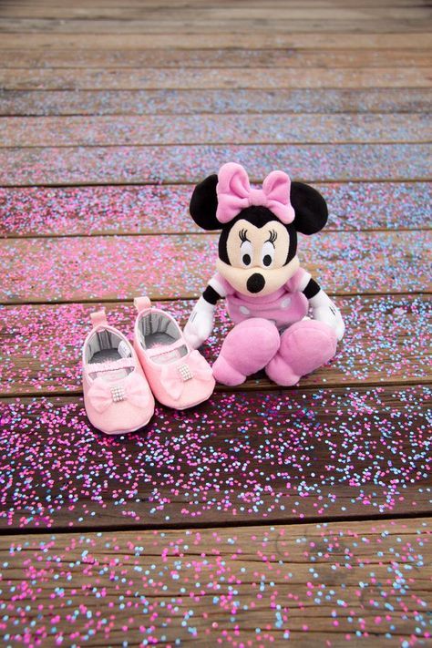 Pin for Later: This Gender Reveal Photo Shoot Is What Disney Dreams Are Made Of Disney Gender Reveal, Gender Reveal Photo Shoot, Gender Reveal Pictures, Gender Reveal Photo, Vom Avea Un Copil, Gender Reveal Photography, Gender Reveal Announcement, Gender Reveal Photos, Its A Girl Announcement