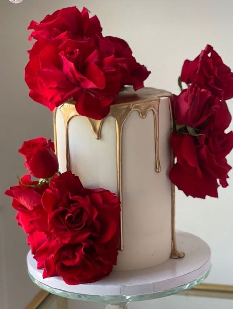 Red Velvet Cake With Roses, White Cake Red Roses, Red And Gold Themed Birthday Party, Red White Gold Cake, Red Birthday Cake For Women, Birthday Cake Red And Gold, Red Rose Birthday Theme, Red Rose Themed Birthday Party, Red And Gold Birthday Party Decoration