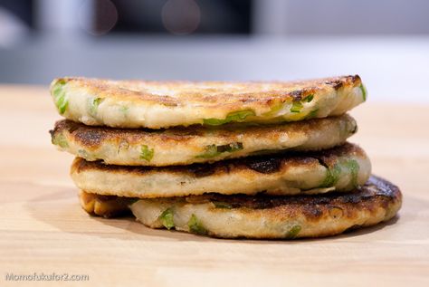 "Probably the best instructions for making green onion cakes I have come across. I just made these, and they are yummy!!"  God I hope so cos its such a pain to go out and get them, and a delivery fee to order in :( Green Onion Pancake Recipe, Mindful Meals, Scallion Pancake Recipe, Green Onion Pancake, Onion Pancake, Brunch Sides, I Love Green, Scallion Pancakes, Meals Recipes