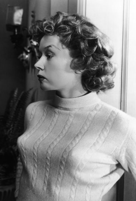 Gloria Grahame used to stuff tissue under her upper lip during filming to give her lips a pouty look. Tissue!!! 1950s Sweater, Gloria Grahame, Secret In Lace, Noir Movie, Fritz Lang, Bullet Bra, Jean Harlow, Rita Hayworth, Actrices Hollywood