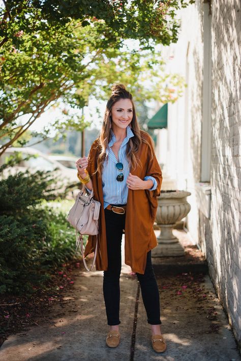 Blogger Mallory Fiztsimmons of Style Your Senses wears a casual striped button up top with black skinny denim and a rust cardigan for a casual Fall look. Brown Cardigan Outfit, Long Cardigan Outfit, Rust Cardigan, Cardigan Fall Outfit, Color Terracota, Cardigan Outfit, Transition Outfits, Cardigan Outfits, Winter Trends