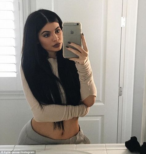 Another day, another selfie: Kylie admitted she is thinking of retiring her Instagram to c... Maquillage Kylie Jenner, King Kylie Era, Kylie Jenner Fotos, Looks Kylie Jenner, Trajes Kylie Jenner, Estilo Kylie Jenner, Kyle Jenner, Kim K Style, Kylie J