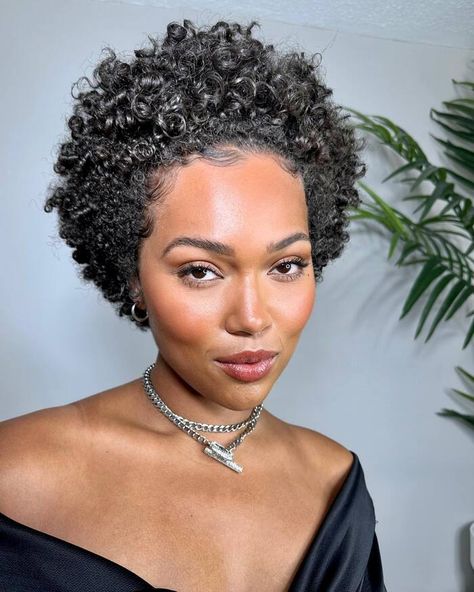 28 Stunning Natural Afro Curly Hairstyles for Black Women Curls For Natural Hair Black Women, Styling Short Curly Hair Black Women, Short Natural Hair Wedding Styles, Natural Hair Model, Shirt Curly Hairstyles Black, Curly Short Natural Hairstyles, Big Curly Afro Hairstyles, Shaped Afro Natural Hair, Afro To Curls