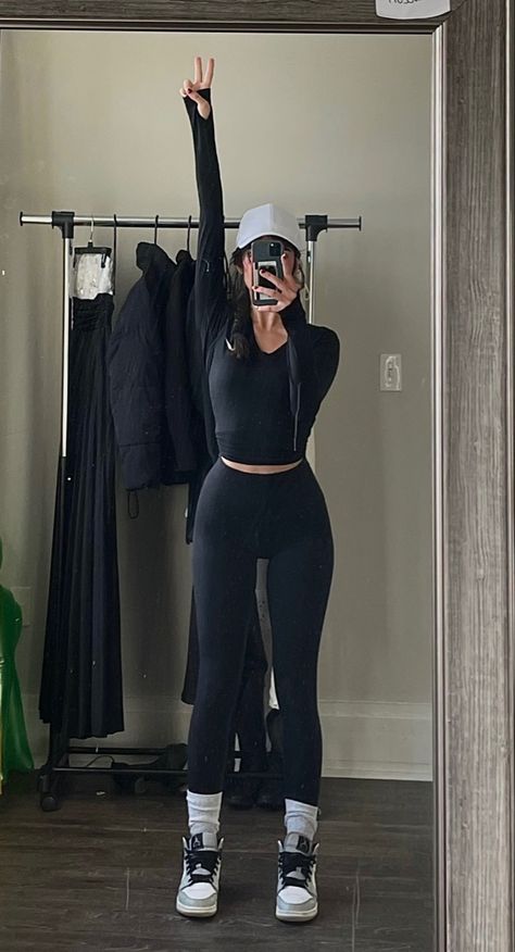 Black Gym Tights Outfit, Leggings Running Outfit, Jordan Leggings Outfits, Sports Tights Outfit, Nike Outfits For Women Gym, Black Nike Tech Outfit Women, Nike Running Outfits For Women, Black Leggings Outfit Workout, Leggings With Air Force Ones