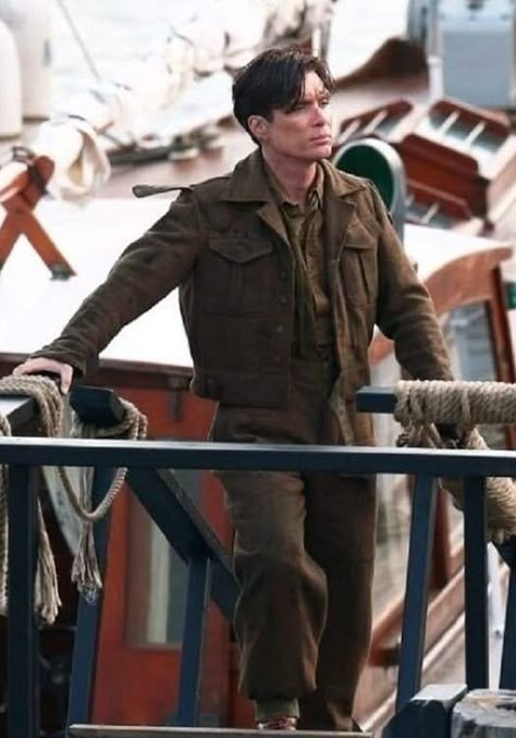 Cillian Murphy filming Dunkirk. Dunkirk Cast, Dunkirk Movie, 90s Outfits, Cillian Murphy Peaky Blinders, Irish Actors, Christopher Nolan, Fashionable Outfits, Cillian Murphy, Peaky Blinders