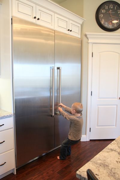 Really Big Fridge - love this kitchen, but really, really love the fridge, freezer combo! Big Fridge, Large Refrigerator, Large Fridge, Kitchen Tour, Outdoor Kitchen Appliances, Kitchen Fridges, Building A New Home, Outdoor Kitchen Design, Luxury Kitchen