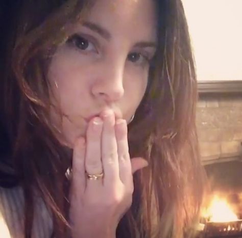 Watch Lana del Rey Whisper “Merry Christmas” & Blow Kiss To Fans + New Unreleased Song Surfaces! Lana Del Rey, A Woman, Hair