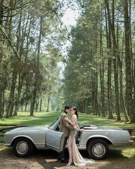 Car Prewedding Photoshoot, Pre Nuptial Photoshoot, Preeweding Shoot, Prenup Theme Unique, Prewedding Car, Prewedding Themes, Vintage Prewedding Photography, Konsep Prewedding Outdoor, Pre Wedding Photoshoot Theme