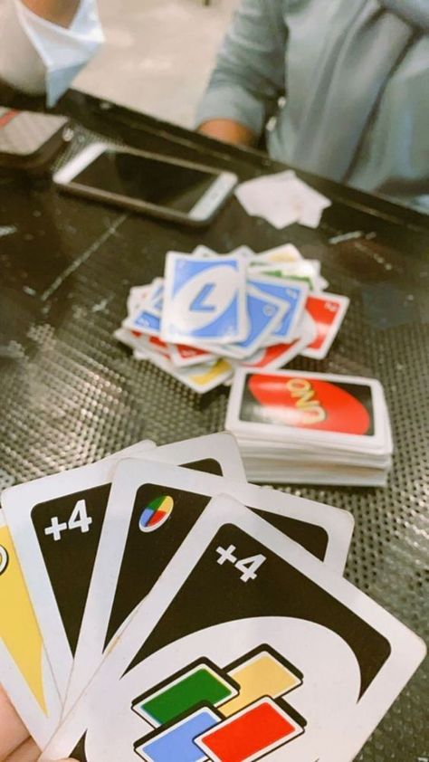 A fun game of Uno at a party with friends Pap Uno, Movie Night Photography, Alice In Wonderland Props, Play Uno, Indian Room Decor, Android Phone Wallpaper, Fun With Friends, Instagram Frame Template, Story Ideas Pictures