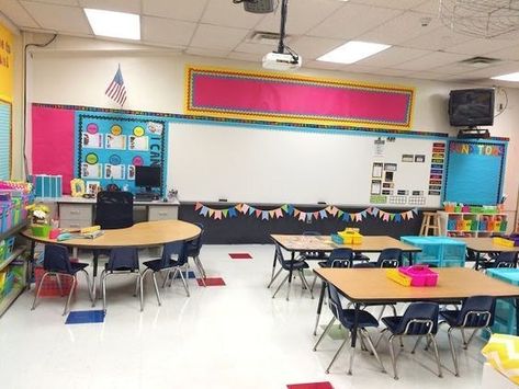 Gorgeous classroom design ideas for back to school 49 Kindergarten Small Groups, Classroom Seating Arrangements, Kindergarten Classroom Setup, Classroom Arrangement, Teachers Week, Classroom Seating, Classroom Tables, Classroom Makeover, Classroom Layout