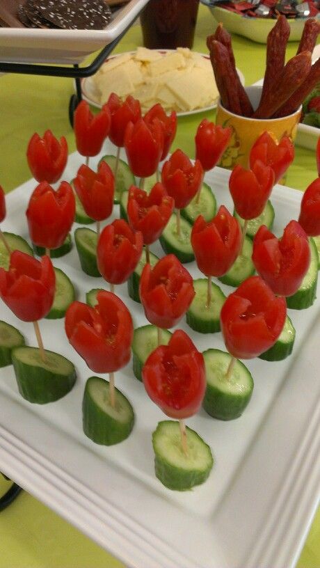 Tulips..grape tomatoes + cucumbers Healthy Party Snacks, Food Garnish, Ladies Lunch, Vegetable Carving, Food Stations, Pretty Plates, Grape Tomatoes, Appetizer Dips, Food Decoration