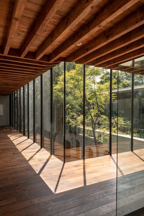 Image 4 of 26 from gallery of Casa Santísimo / JJRR/Arquitectura + AREA. Photograph by Jaime Navarro Glass Room In House, Glass Houses Architecture, Warehouse Home Converted, Glass Courtyard, Luxury House Floor Plans, Social Housing Architecture, Terrace Home, Atrium House, Atrium Design