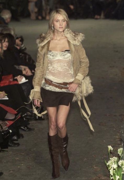 Vintage Dolce Gabbana, 2001 Runway, Runway Fashion Couture, Runway Outfits, Victoria Secrets, Runway Pictures, 2000s Fashion, Mode Inspiration, Milan Fashion