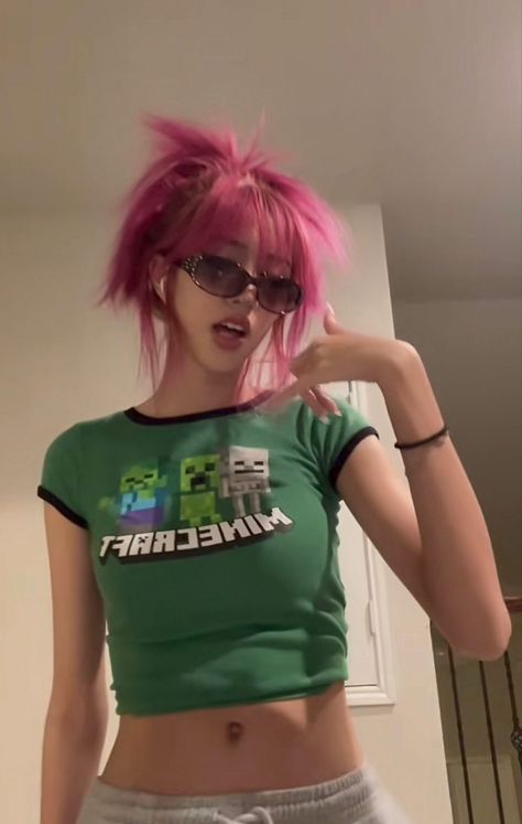 Pink Hair Rockstar, Pink Hair Green Outfit, Pink Hair Black Outfit, Alt Hair Dye Short, Shirt Pink Hair, Outfits That Go With Pink Hair, Hair Dye With Brown Hair, Face Claim Pink Hair, Short Bright Pink Hair