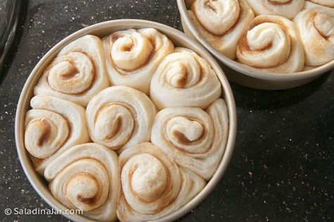 Cinnamon Rolls that stay fresh longer than a day. Perfect for gifting and Christmas baking schedules. Tangzhong Cinnamon Rolls, Bread Machine Recipe, Fluffy Dinner Rolls, Homemade Cinnamon Rolls, Baking Bread Recipes, Baked Rolls, Beef Casserole Recipes, Salad In A Jar, Sweet Rolls