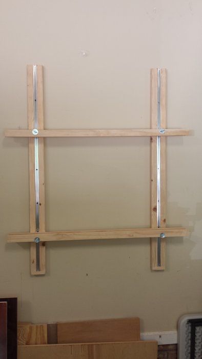 Wall Mounted Easel for Large Pallet Projects Wall Mounted Easel, Artist Easel Plans, Wall Easel, Pallet Wall Hangings, Diy Easel, Art Studio Storage, Art Studio Space, Art Studio Organization, Art Studio Room