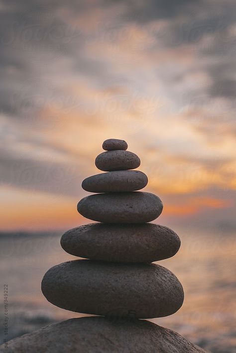 Rock balance Rock Balance, Stone Balancing, Stones For Garden, Image Rock, Zen Rock, Balanced Rock, Rock Aesthetic, Rock Photography, Balance Art