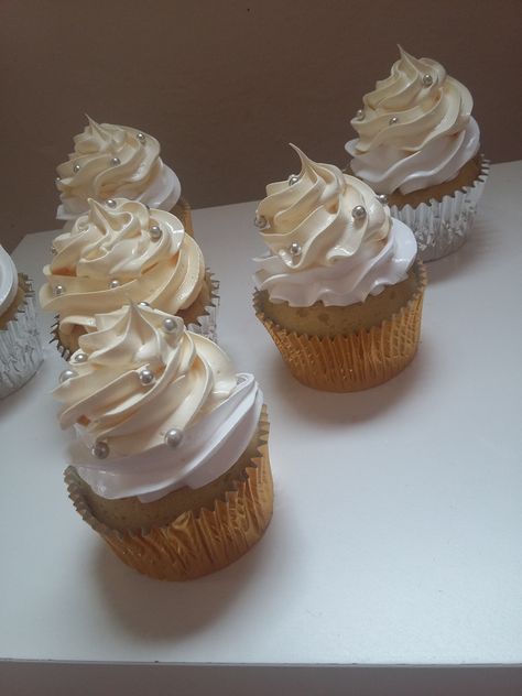 Cupcakes gold White Birthday Cupcakes, Diamond Cupcakes, White And Gold Cupcakes, Gold Wedding Cupcakes, White And Gold Wedding Themes, White Wedding Cupcakes, Pearl Cupcakes, Engagement Cupcakes, Anniversary Cupcakes